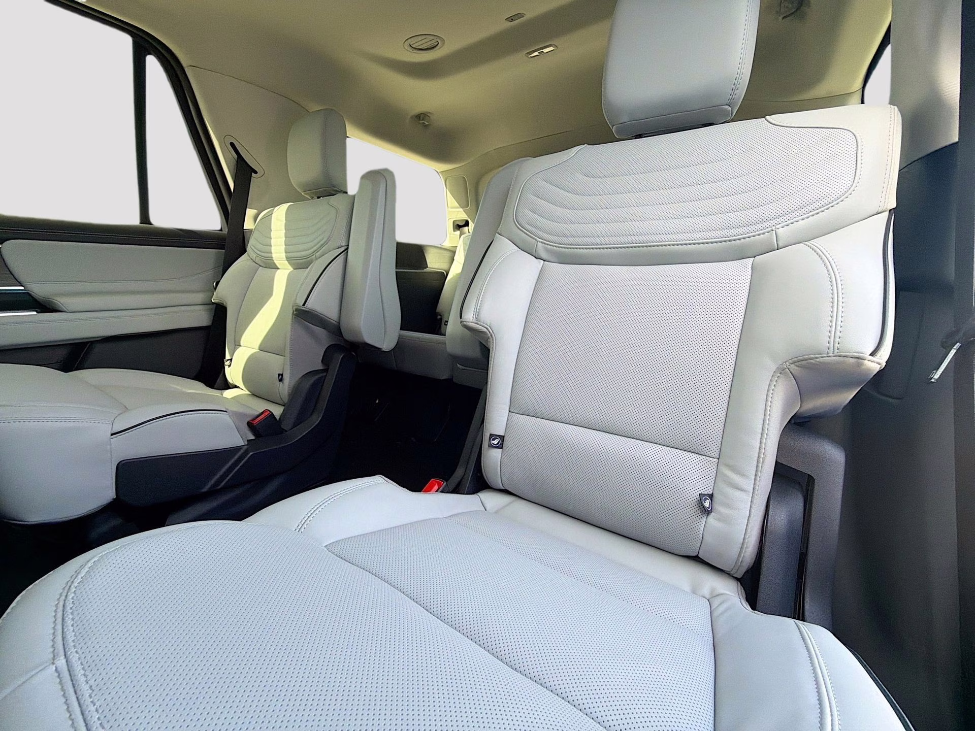 2026 Star White Metallic Tri-Coat Ford Expedition Platinum 4X4 SUV