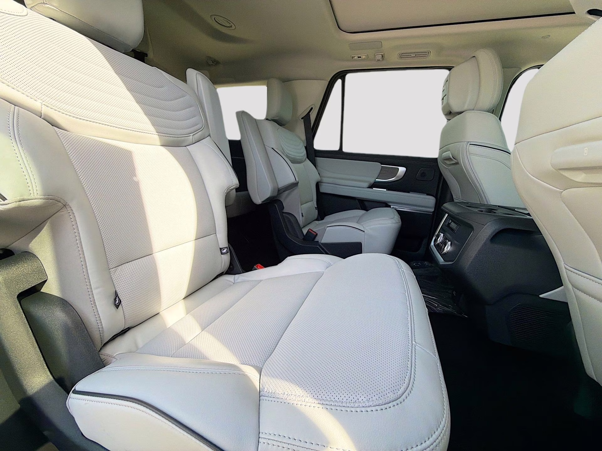 2026 Star White Metallic Tri-Coat Ford Expedition Platinum 4X4 SUV