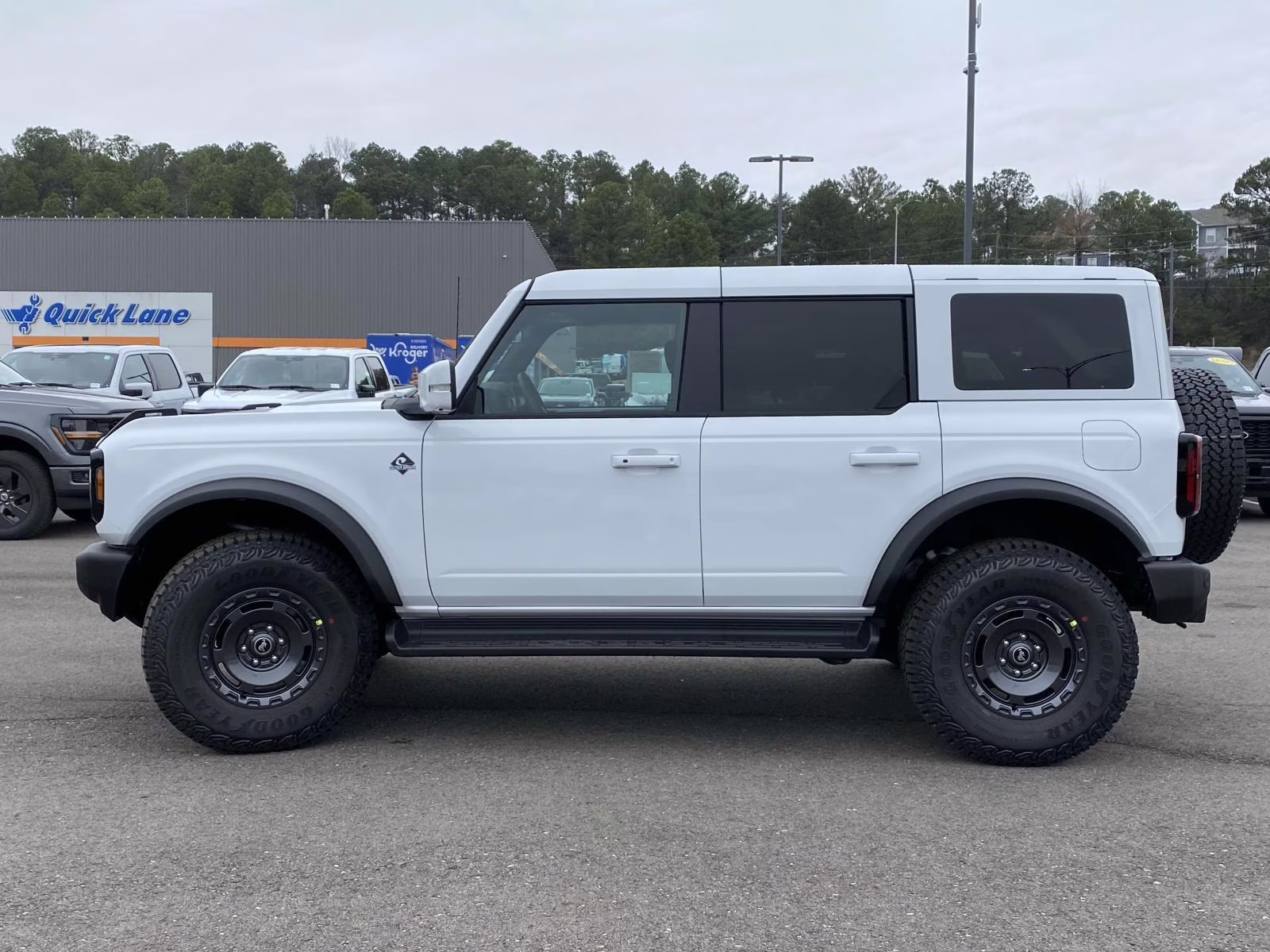 2025 Oxford White Ford Bronco Outer Banks 4X4 SUV