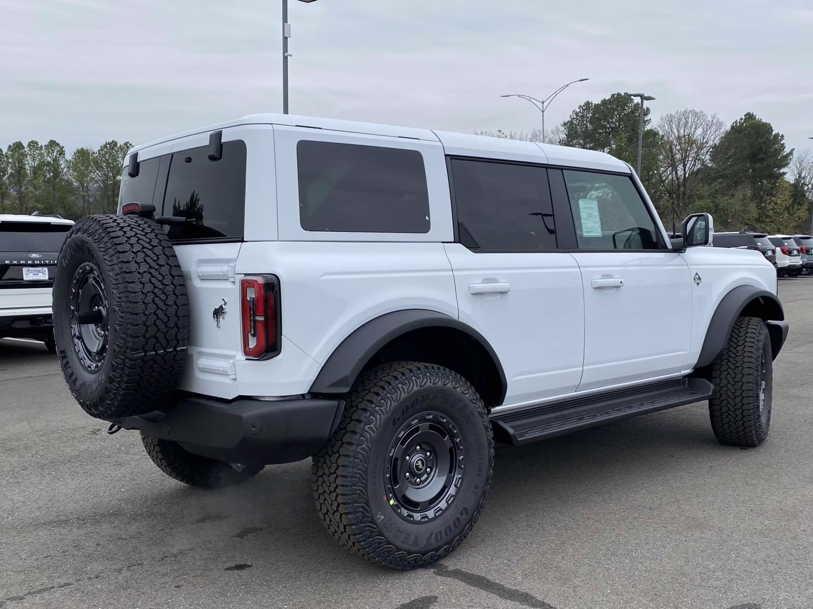 2025 Oxford White Ford Bronco Outer Banks 4X4 SUV