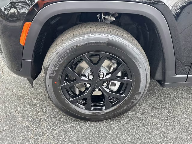 2026 Diamond Black Crystal Pearlcoat Jeep Grand Cherokee Laredo Altitude RWD SUV