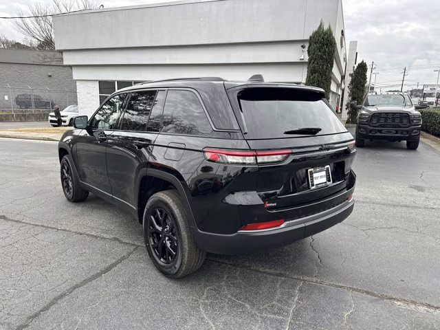 2026 Diamond Black Crystal Pearlcoat Jeep Grand Cherokee Laredo Altitude RWD SUV