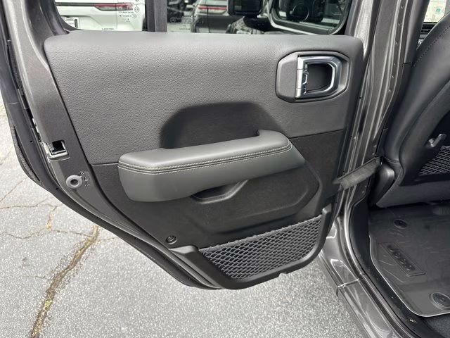 2026 Granite Crystal Metallic Clearcoat Jeep Gladiator Sahara 4X4 Truck