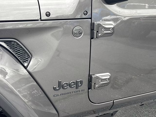 2026 Granite Crystal Metallic Clearcoat Jeep Gladiator Sahara 4X4 Truck