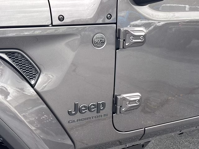 2026 Granite Crystal Metallic Clearcoat Jeep Gladiator Sahara 4X4 Truck