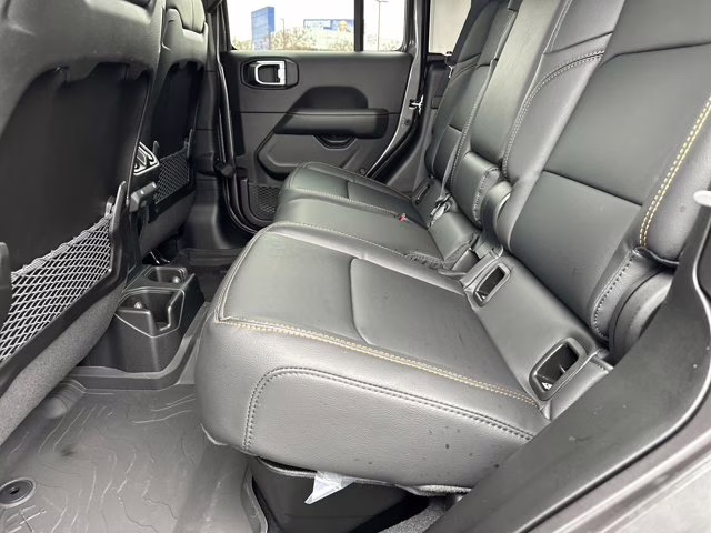 2026 Granite Crystal Metallic Clearcoat Jeep Gladiator Sahara 4X4 Truck