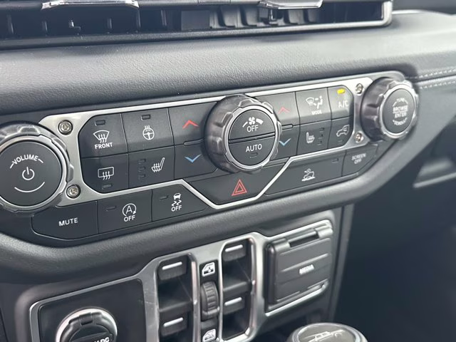 2026 Granite Crystal Metallic Clearcoat Jeep Gladiator Sahara 4X4 Truck