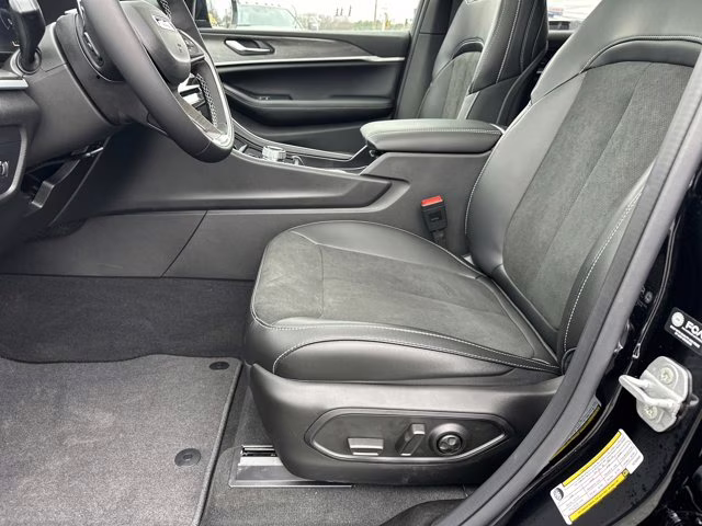 2026 Diamond Black Crystal Pearlcoat Jeep Grand Cherokee Laredo Altitude RWD SUV