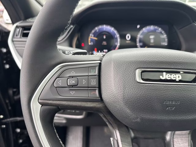 2026 Diamond Black Crystal Pearlcoat Jeep Grand Cherokee Laredo Altitude RWD SUV