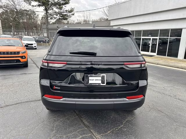 2026 Diamond Black Crystal Pearlcoat Jeep Grand Cherokee Laredo Altitude RWD SUV