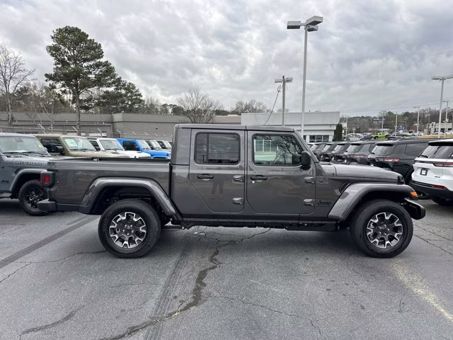 2026 Granite Crystal Metallic Clearcoat Jeep Gladiator Sahara 4X4 Truck