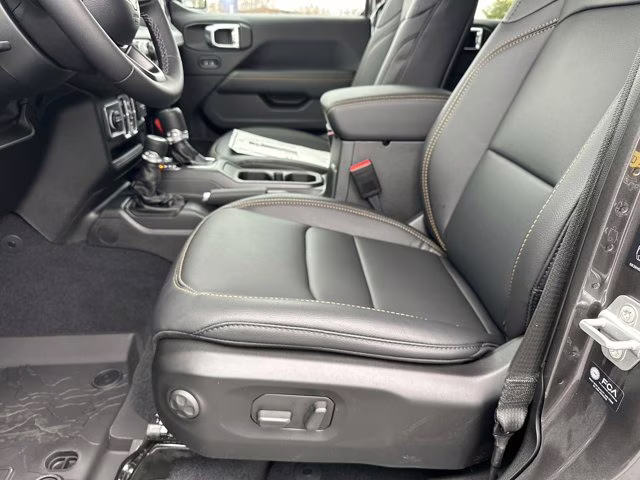 2026 Granite Crystal Metallic Clearcoat Jeep Gladiator Sahara 4X4 Truck