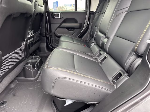 2026 Granite Crystal Metallic Clearcoat Jeep Gladiator Sahara 4X4 Truck