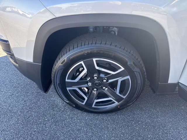 2026 Silver Zynith Clearcoat Jeep Cherokee Limited 4X4 SUV