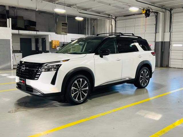 2026 Everest White Pearl/Black Nissan Pathfinder Platinum FWD SUV