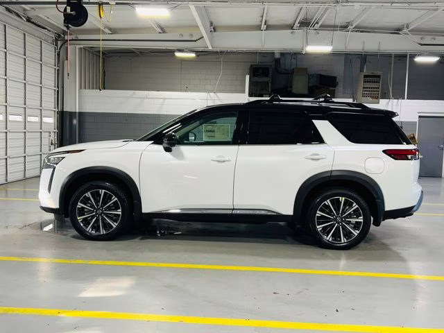 2026 Everest White Pearl/Black Nissan Pathfinder Platinum FWD SUV
