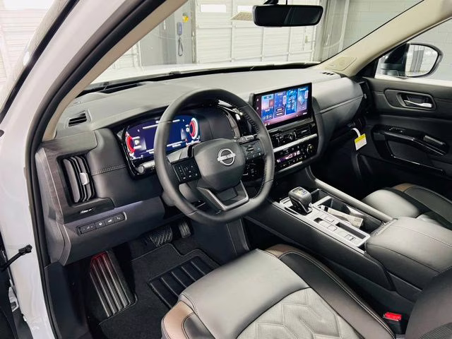 2026 Everest White Pearl/Black Nissan Pathfinder Platinum FWD SUV