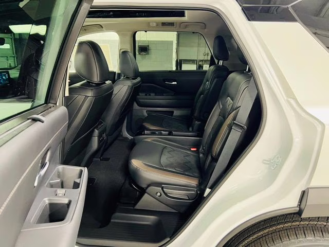 2026 Everest White Pearl/Black Nissan Pathfinder Platinum FWD SUV