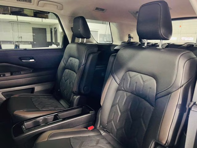 2026 Everest White Pearl/Black Nissan Pathfinder Platinum FWD SUV