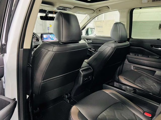 2026 Everest White Pearl/Black Nissan Pathfinder Platinum FWD SUV