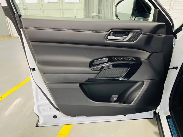 2026 Everest White Pearl/Black Nissan Pathfinder Platinum FWD SUV