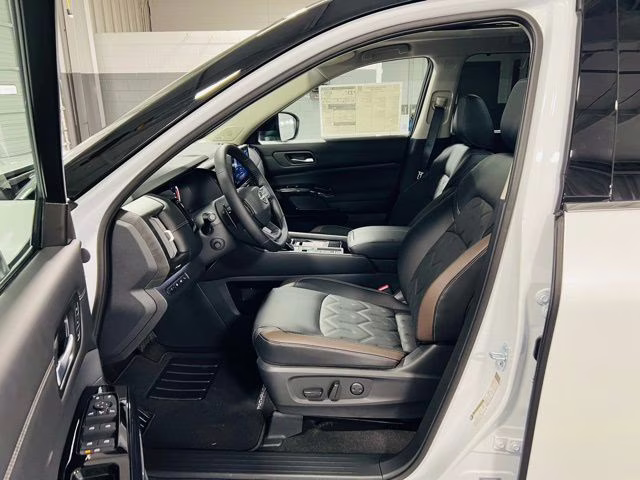 2026 Everest White Pearl/Black Nissan Pathfinder Platinum FWD SUV