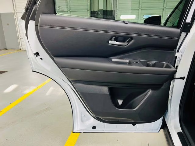 2026 Everest White Pearl/Black Nissan Pathfinder Platinum FWD SUV