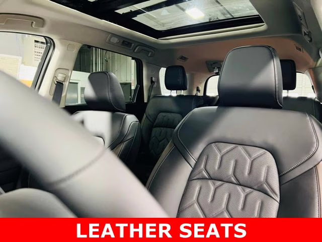 2026 Everest White Pearl/Black Nissan Pathfinder Platinum FWD SUV