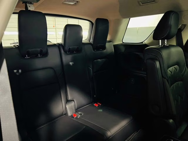 2026 Everest White Pearl/Black Nissan Pathfinder Platinum FWD SUV