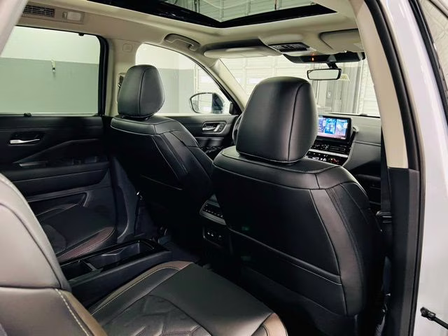 2026 Everest White Pearl/Black Nissan Pathfinder Platinum FWD SUV