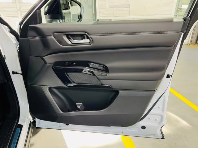 2026 Everest White Pearl/Black Nissan Pathfinder Platinum FWD SUV