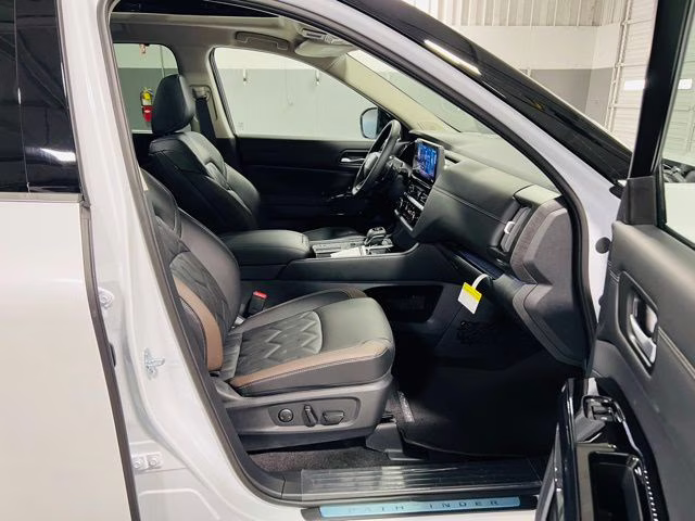 2026 Everest White Pearl/Black Nissan Pathfinder Platinum FWD SUV