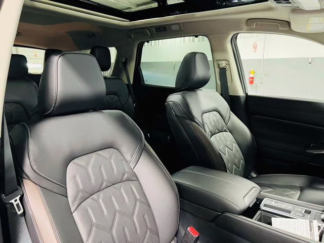 2026 Everest White Pearl/Black Nissan Pathfinder Platinum FWD SUV