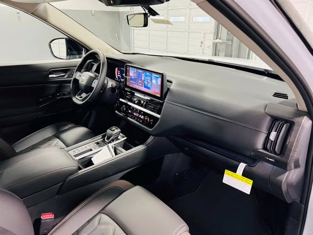 2026 Everest White Pearl/Black Nissan Pathfinder Platinum FWD SUV