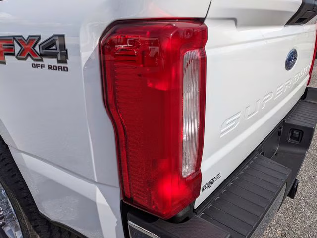 2026 Oxford White Ford Super Duty F-350 SRW XLT 4X4 Truck