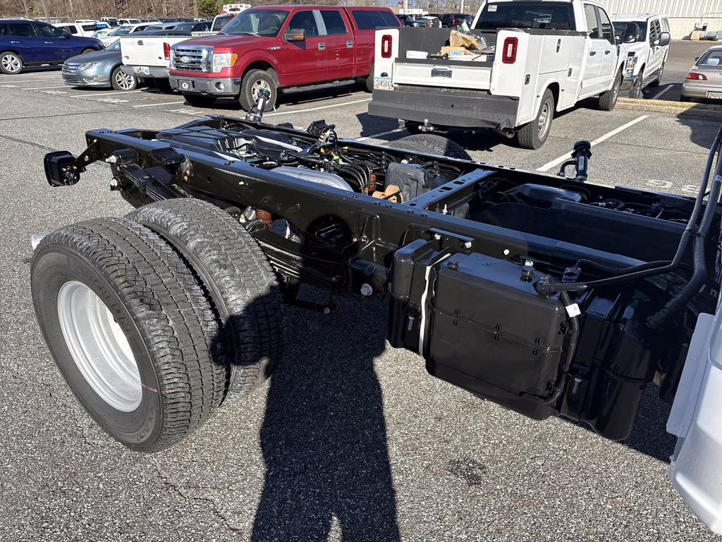 2026 Oxford White Ford Super Duty F-350 DRW XL 4X4 Chassis