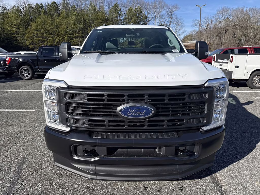 2026 Oxford White Ford Super Duty F-350 DRW XL 4X4 Chassis