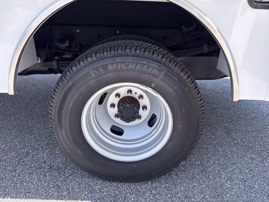 2026 Oxford White Ford Super Duty F-350 DRW XL 4X4 Chassis