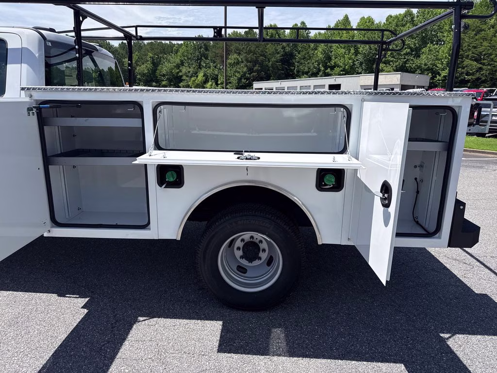 2026 Oxford White Ford Super Duty F-350 DRW XL 4X4 Chassis
