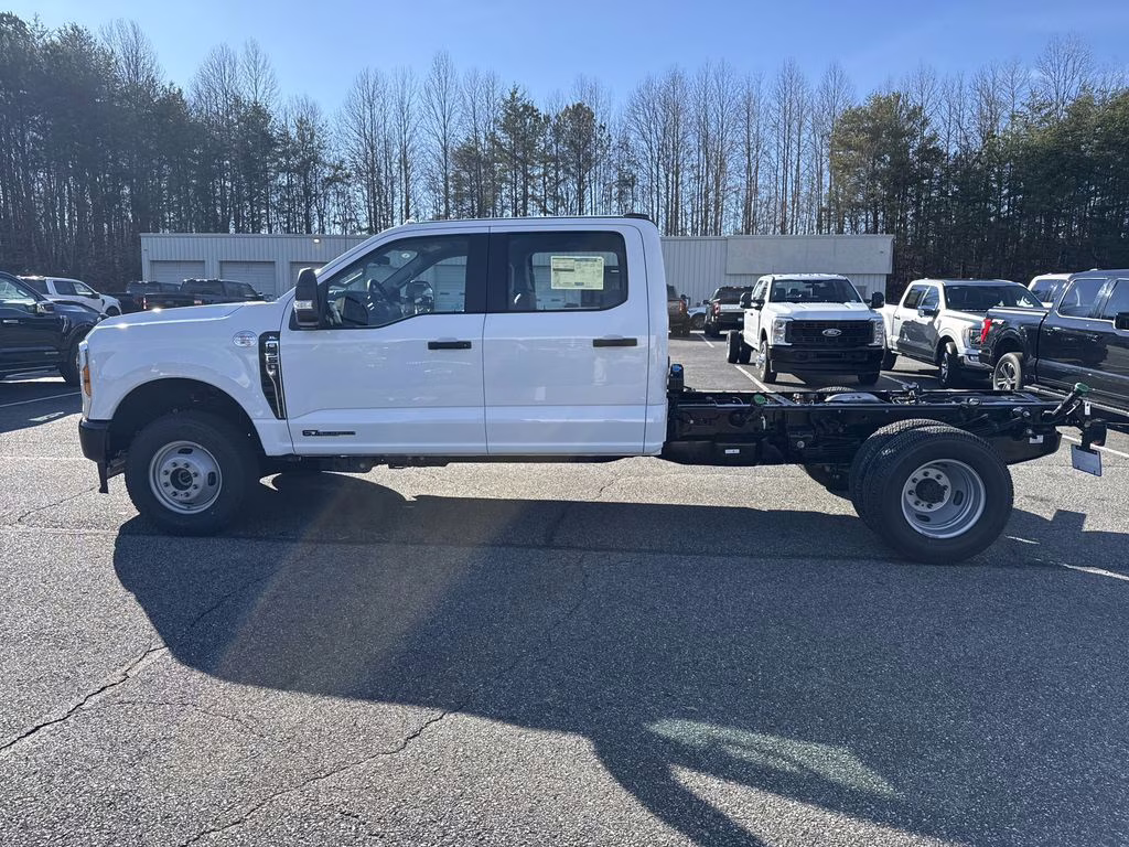 2026 Oxford White Ford Super Duty F-350 DRW XL 4X4 Chassis