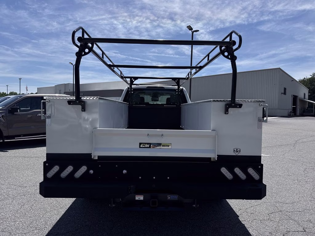 2026 Oxford White Ford Super Duty F-350 DRW XL 4X4 Chassis