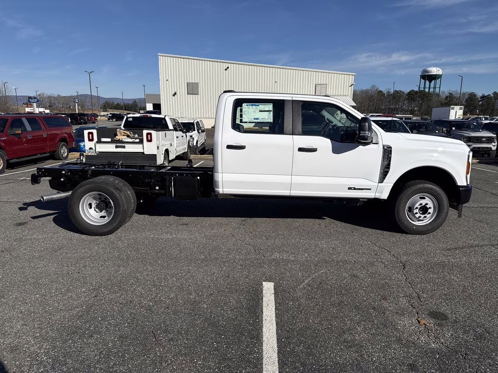 2026 Oxford White Ford Super Duty F-350 DRW XL 4X4 Chassis