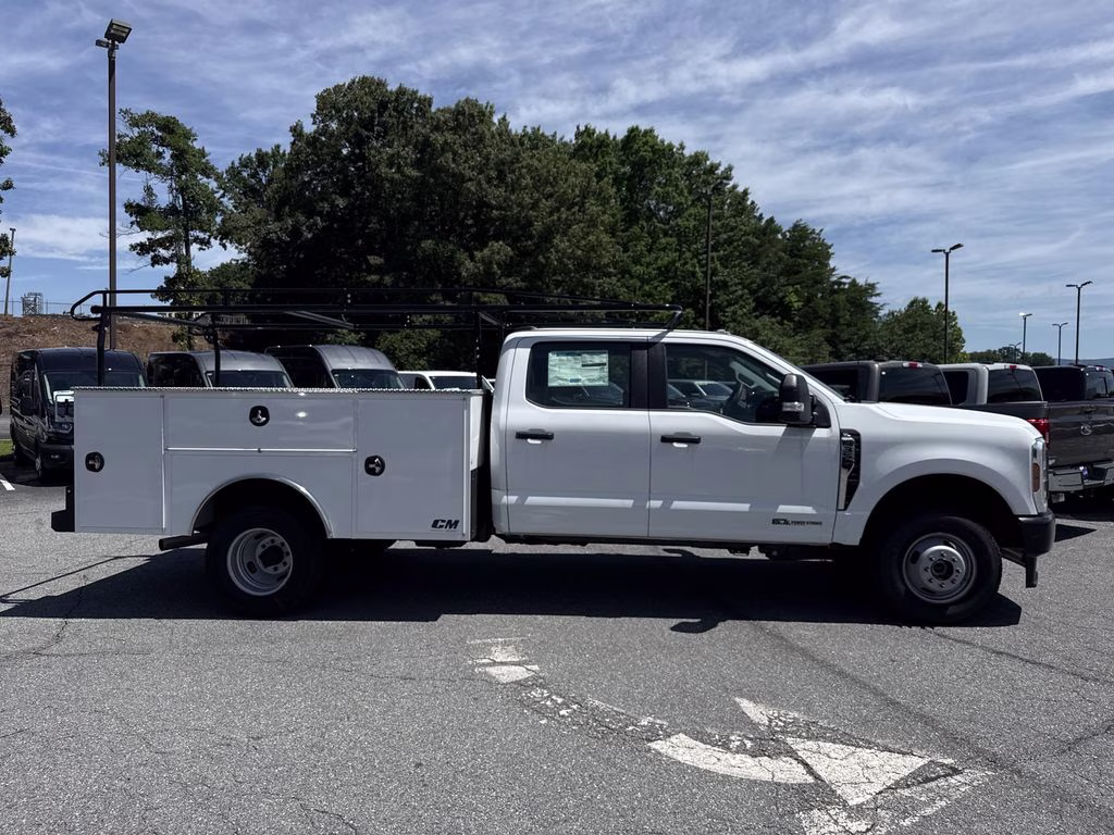 2026 Oxford White Ford Super Duty F-350 DRW XL 4X4 Chassis