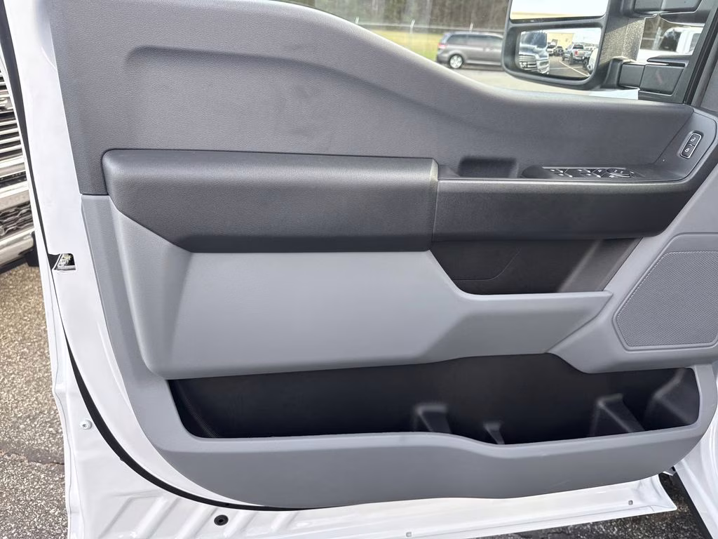 2026 Oxford White Ford Super Duty F-350 DRW XL 4X4 Chassis