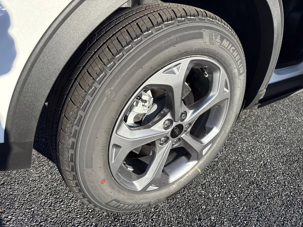 2026 Star White Metallic Tri-Coat Ford Escape ST-Line FWD SUV