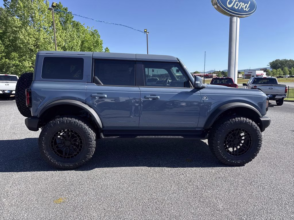 2025 Azure Gray Metallic Tri-Coat Ford Bronco Outer Banks 4X4 SUV