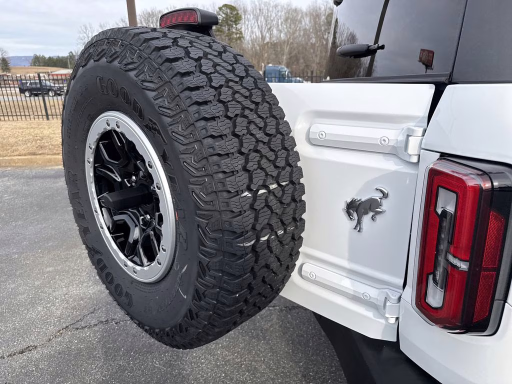 2025 Oxford White Ford Bronco Outer Banks 4X4 SUV