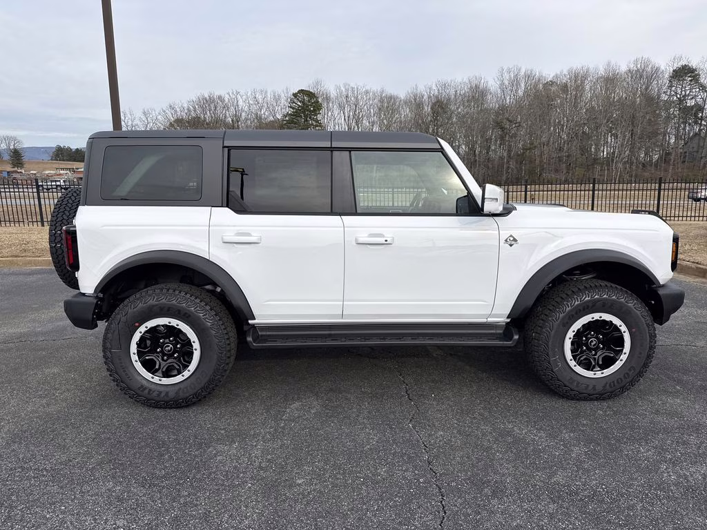 2025 Oxford White Ford Bronco Outer Banks 4X4 SUV