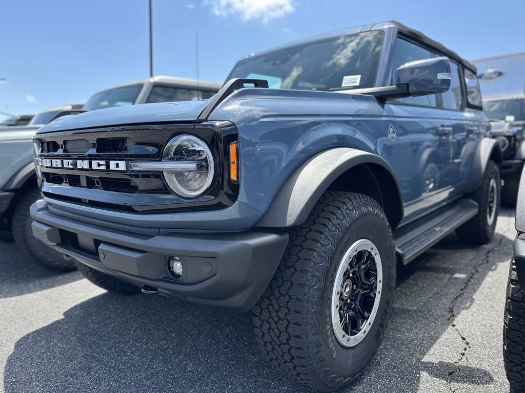 2025 Azure Gray Metallic Tri-Coat Ford Bronco Outer Banks 4X4 SUV