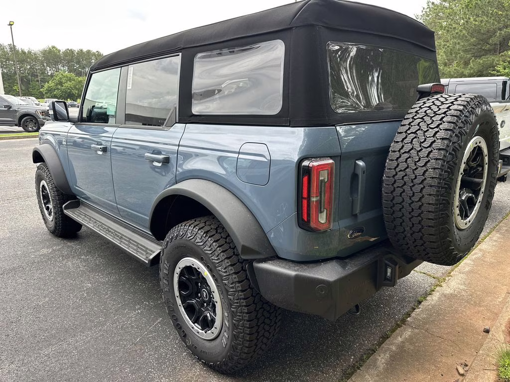 2025 Azure Gray Metallic Tri-Coat Ford Bronco Outer Banks 4X4 SUV